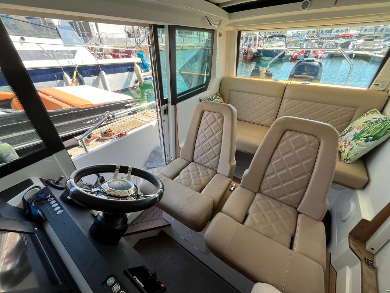 Axopar 28 Cabin
