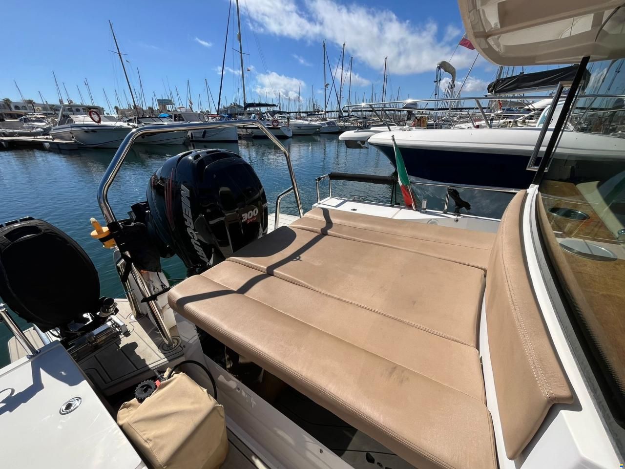 Axopar 28 Cabin