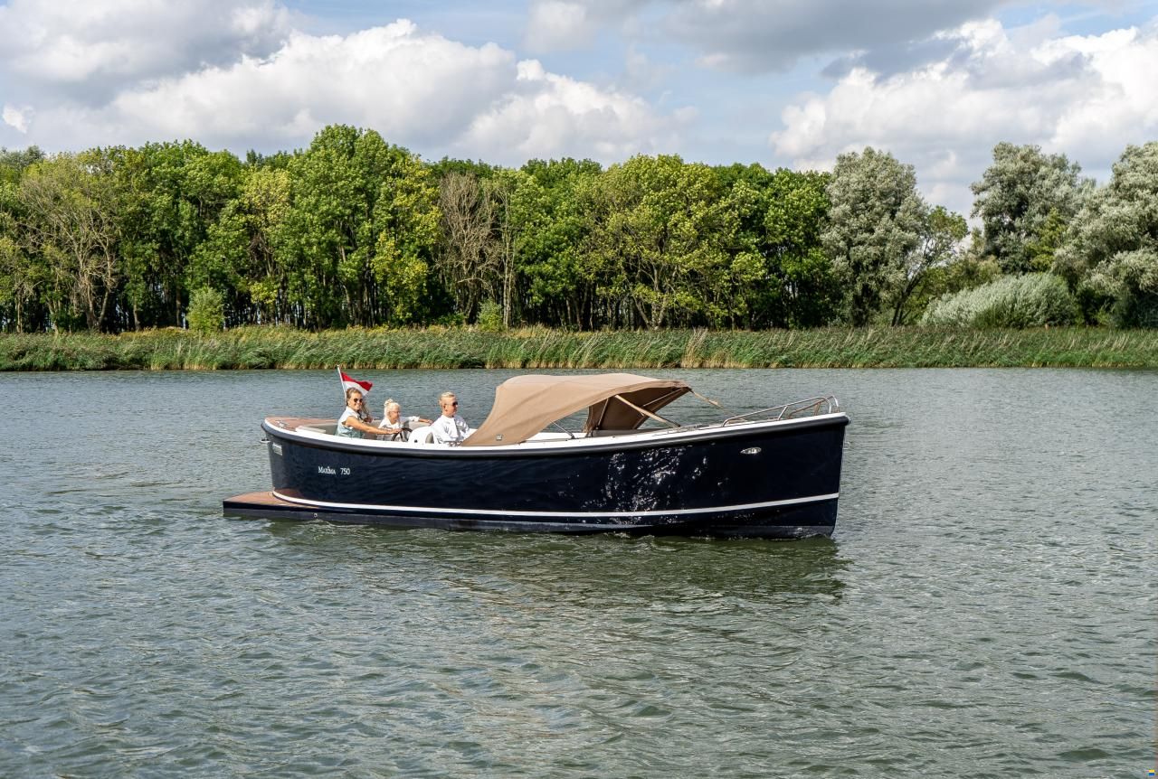 Maxima 750 Flying Lounge