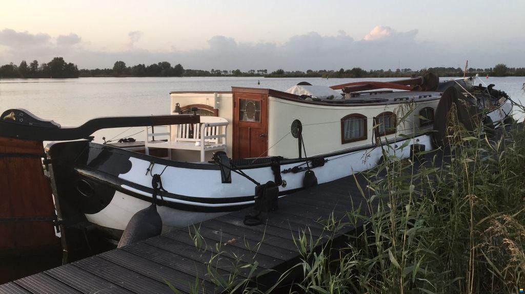 Motortjalk, woonschip
