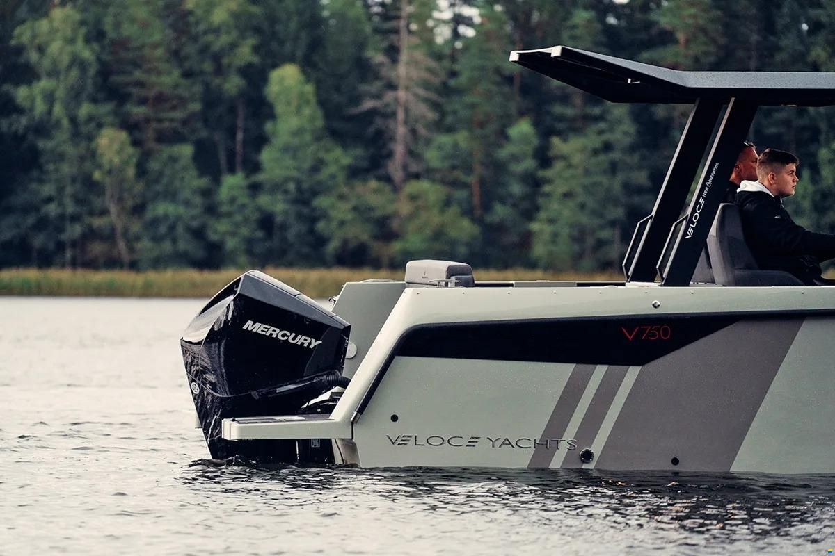 Veloce Yachts V750 HARDTOP