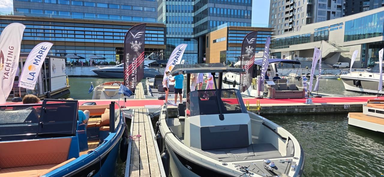 Veloce Yachts V750 HARDTOP