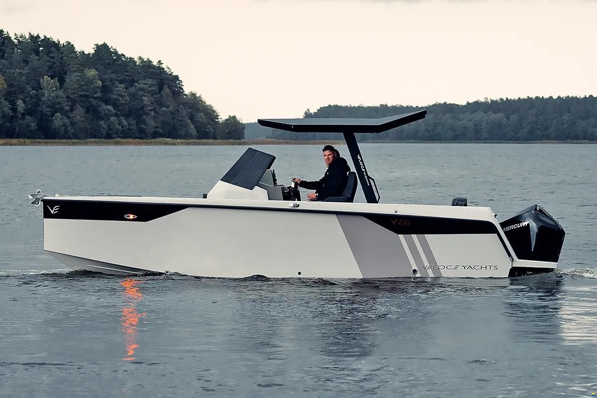 Veloce Yachts V750 HARDTOP