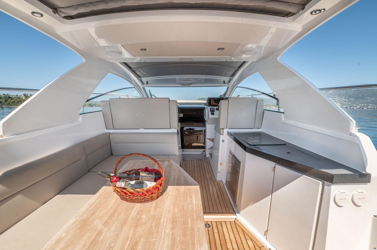 Sealine S335