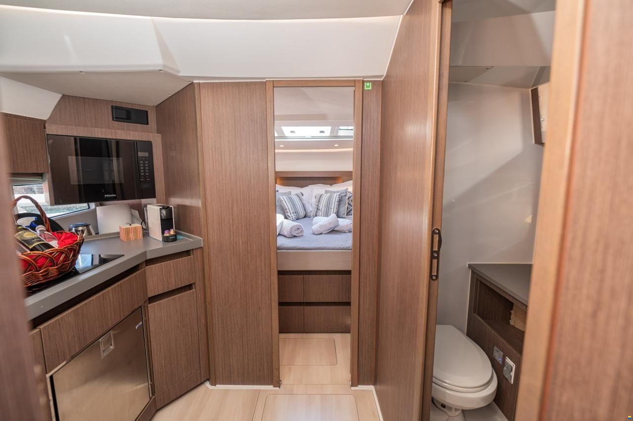 Sealine S335