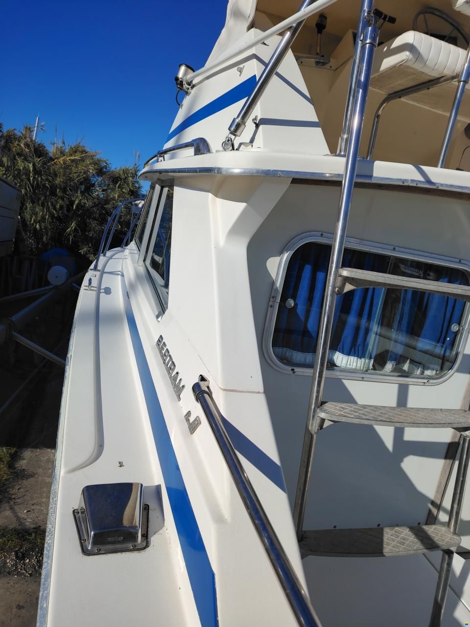 Bertram Yacht 28