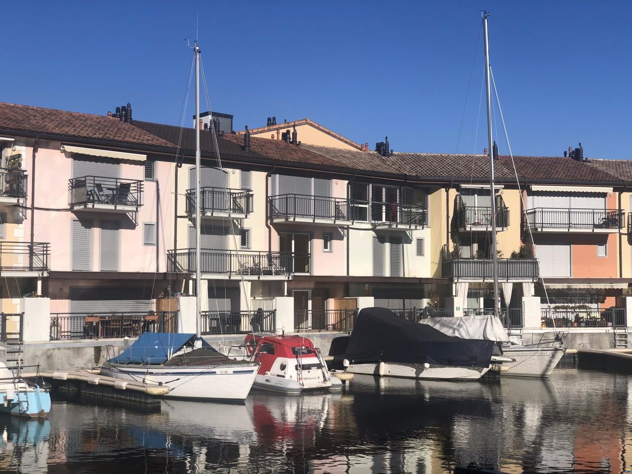 Marina-Wohnung mit Bootsliegeplatz 9×3 m
