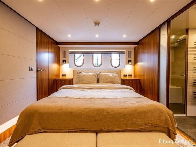 den Hoven Executive 18.50