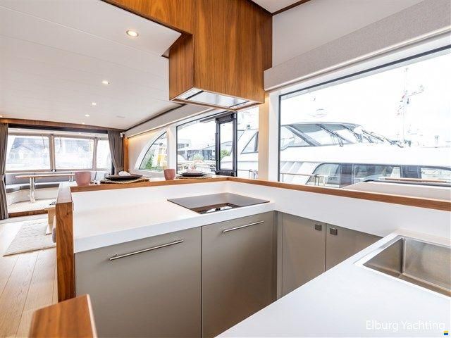 den Hoven Executive 18.50