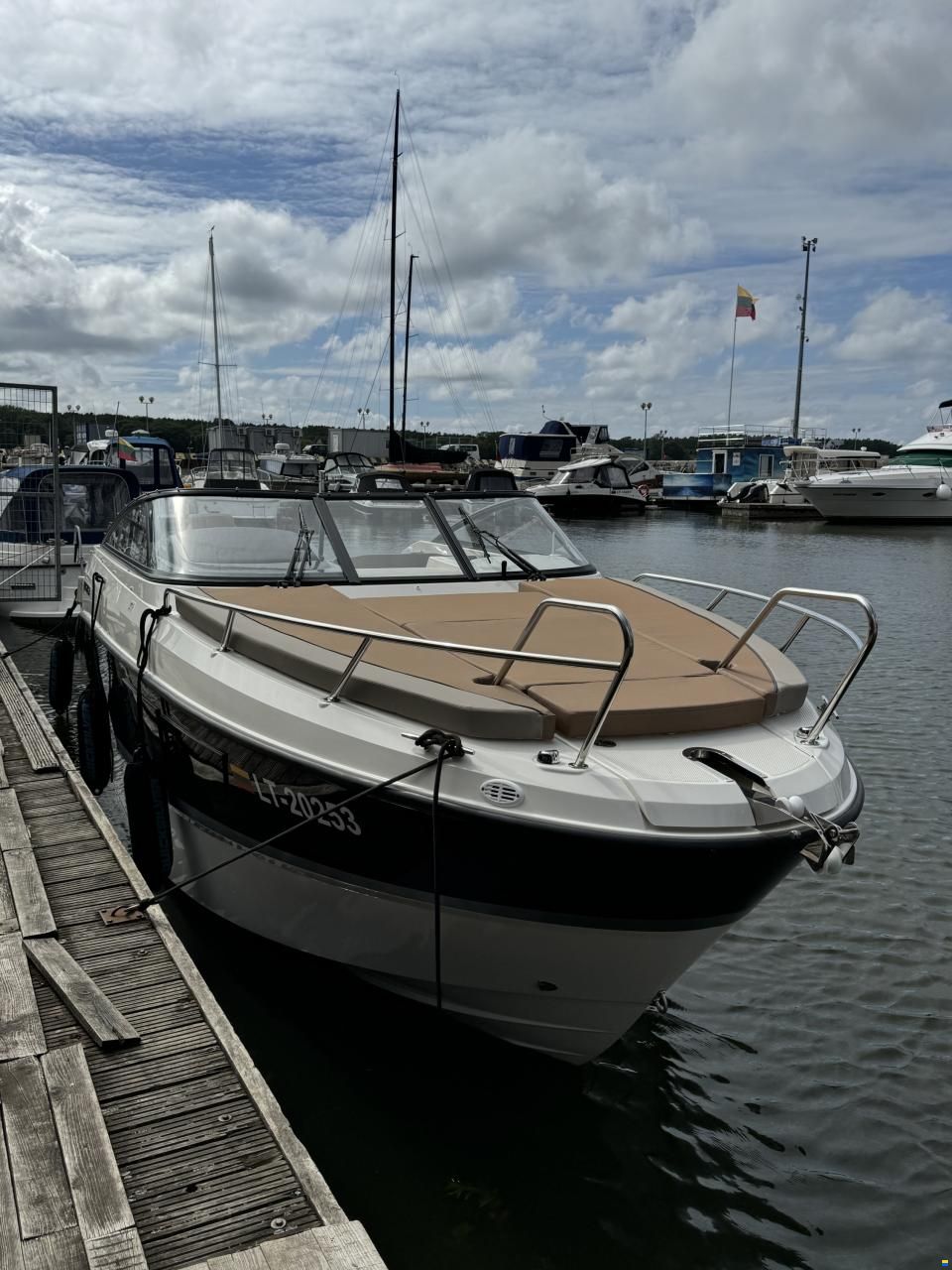 Quicksilver Activ 805 Cruiser with V10 350 Mercury