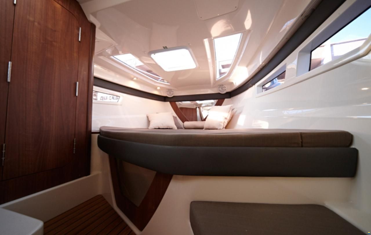 Quicksilver Activ 805 Cruiser with V10 350 Mercury