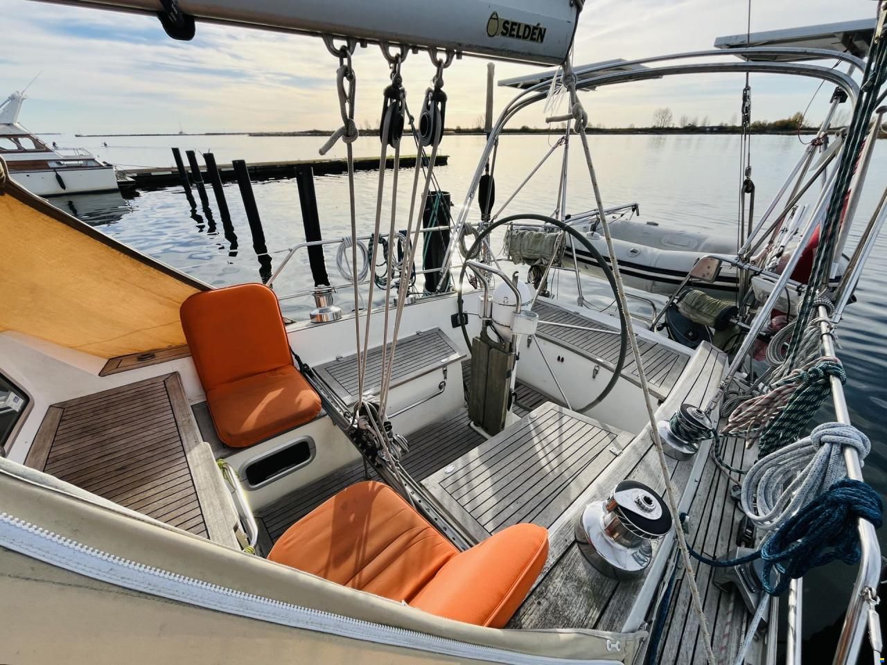 Helmsman 49DS