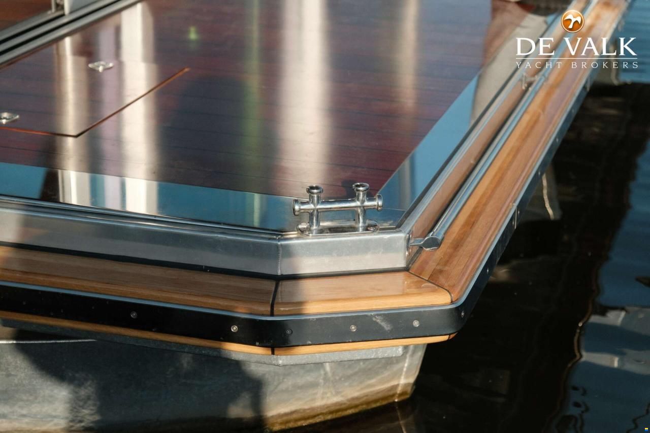Custom Built Houseboat luxe motor