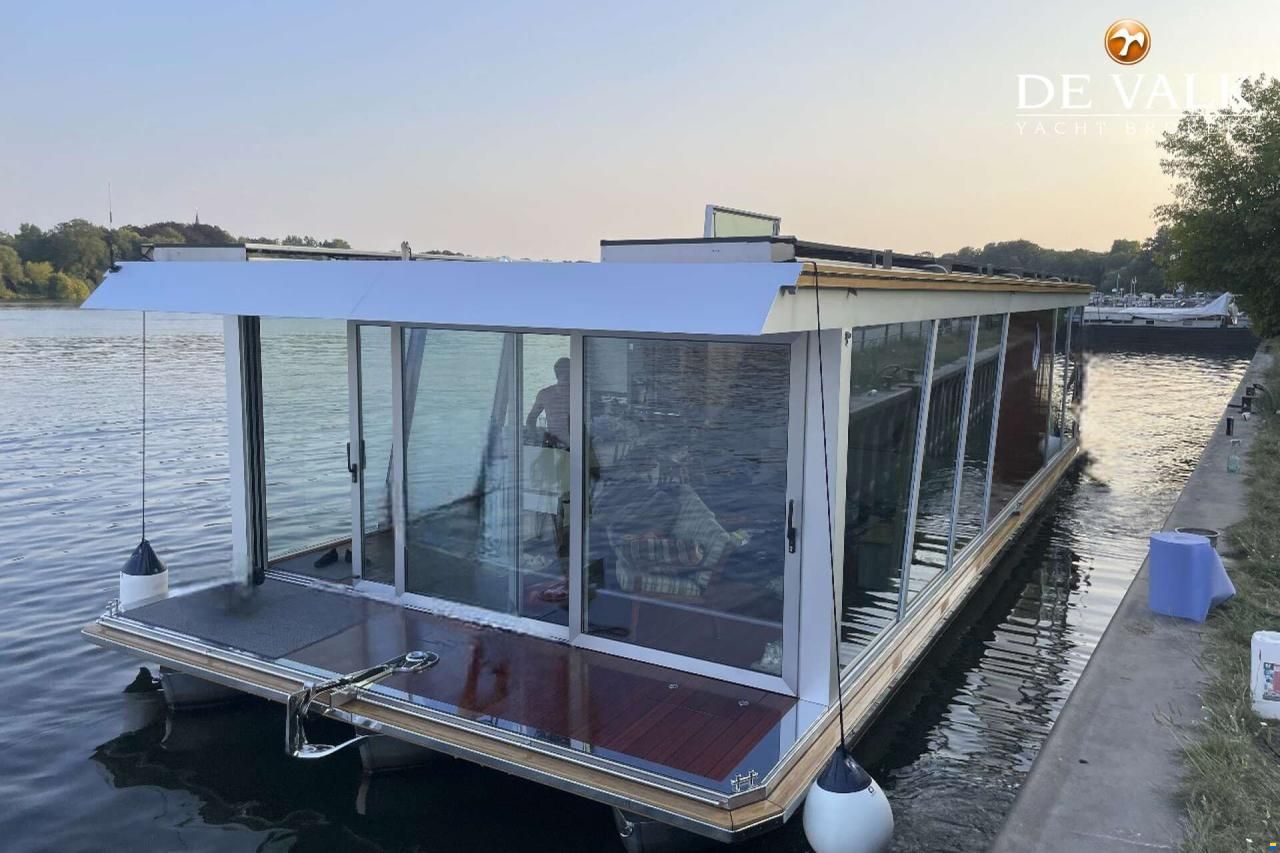 Custom Built Houseboat luxe motor