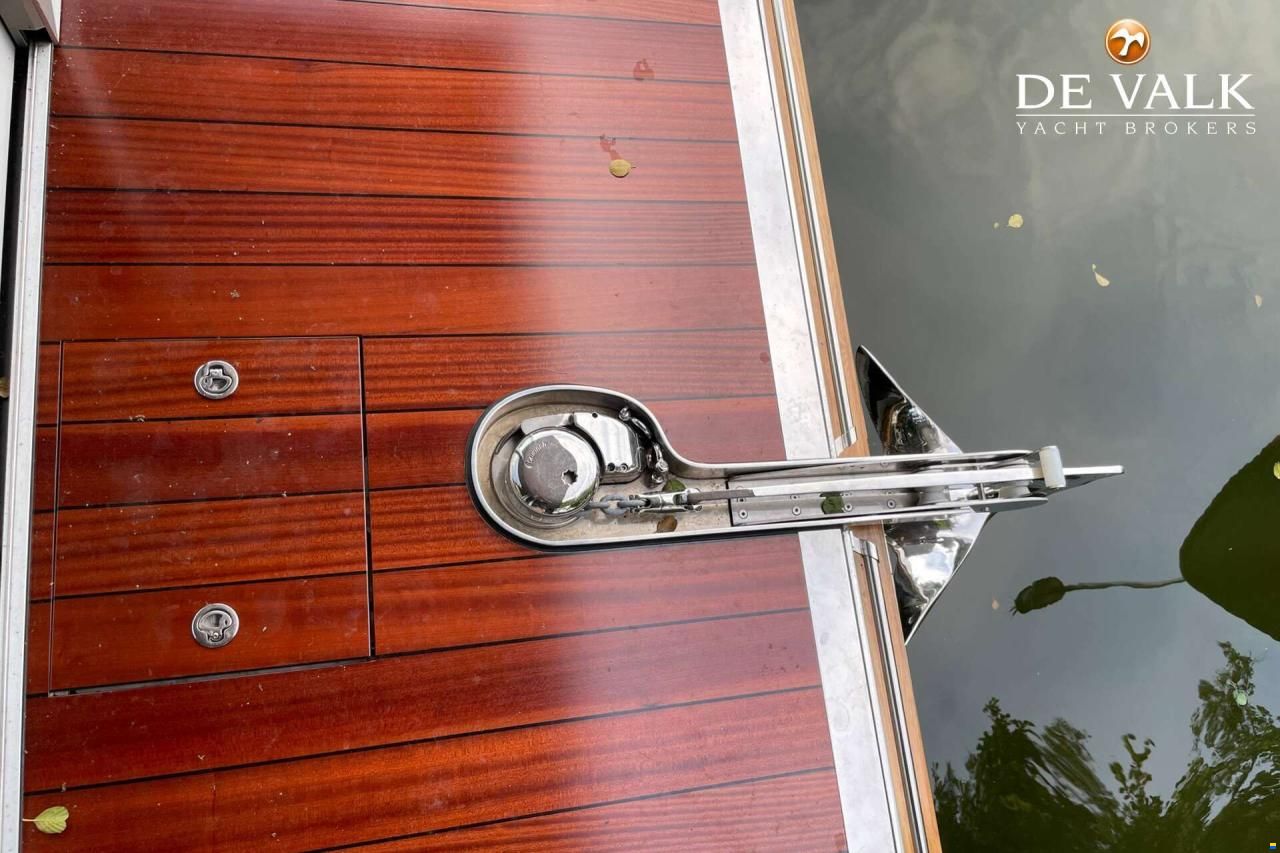 Custom Built Houseboat luxe motor
