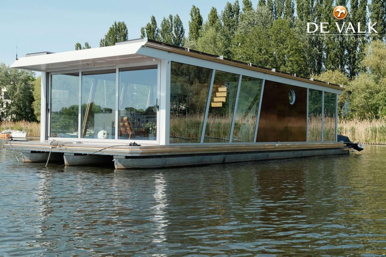 Custom Built Houseboat luxe motor