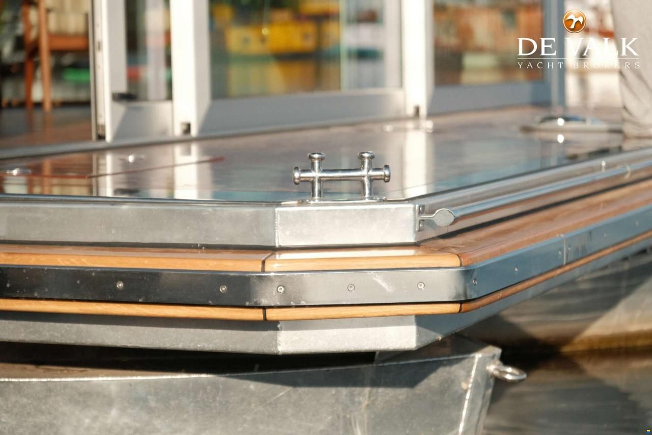 Custom Built Houseboat luxe motor