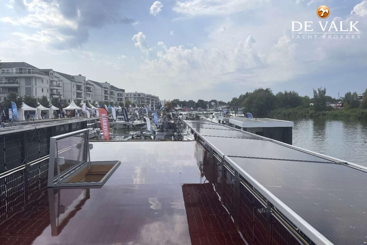Custom Built Houseboat luxe motor
