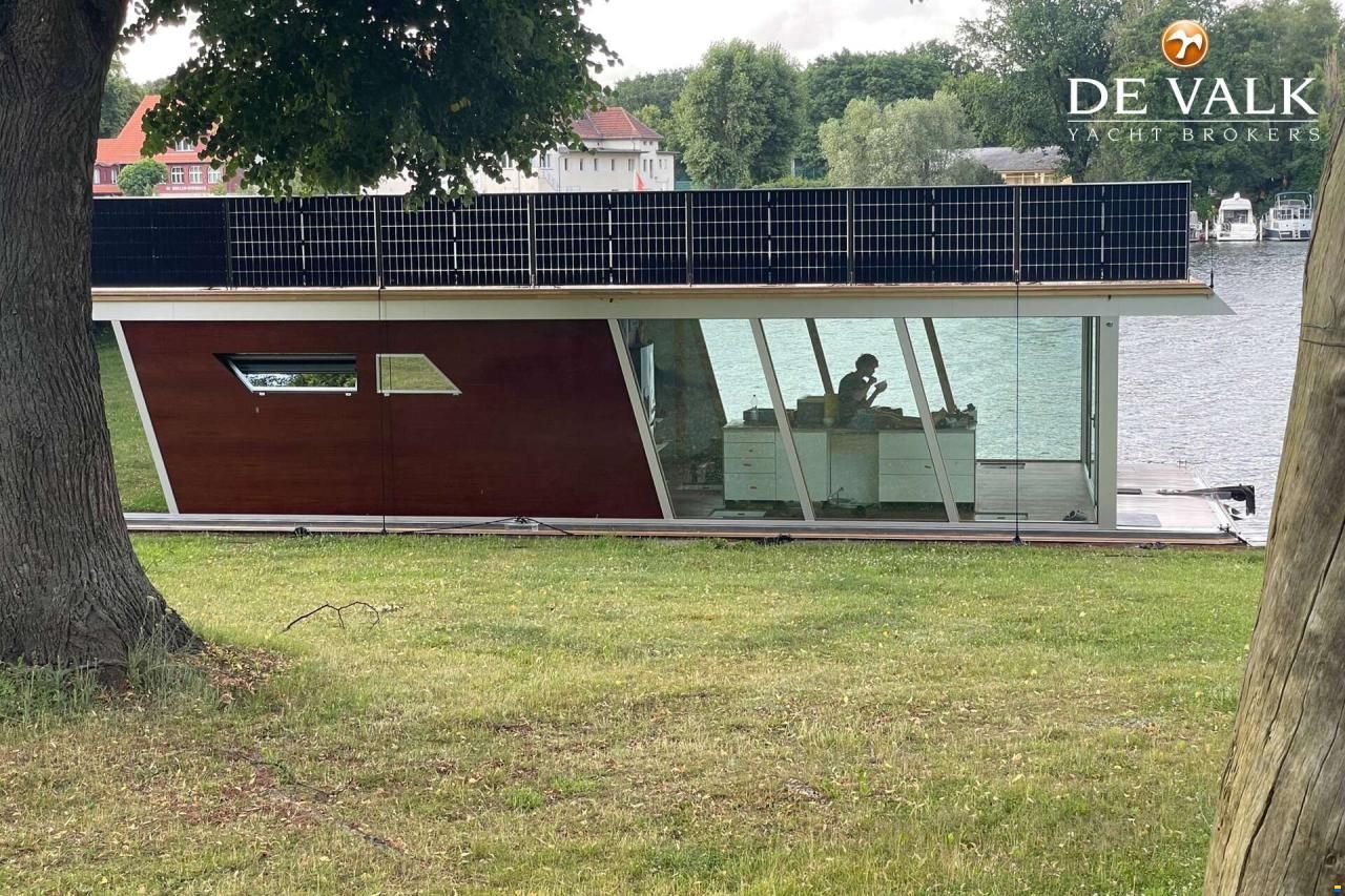 Custom Built Houseboat luxe motor
