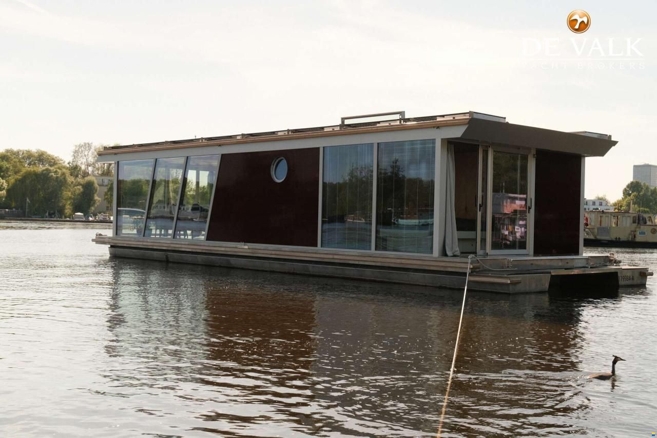 Custom Built Houseboat luxe motor