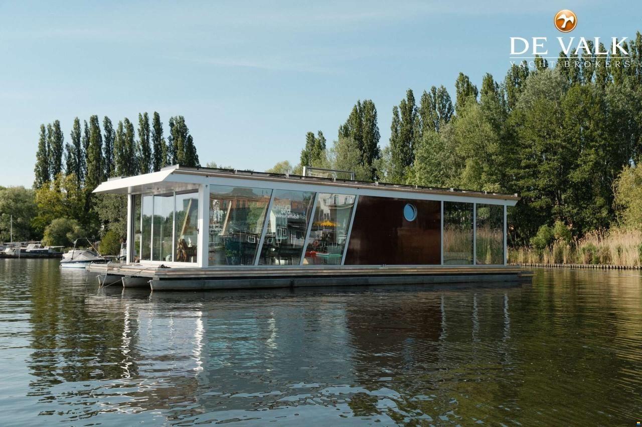 Custom Built Houseboat luxe motor