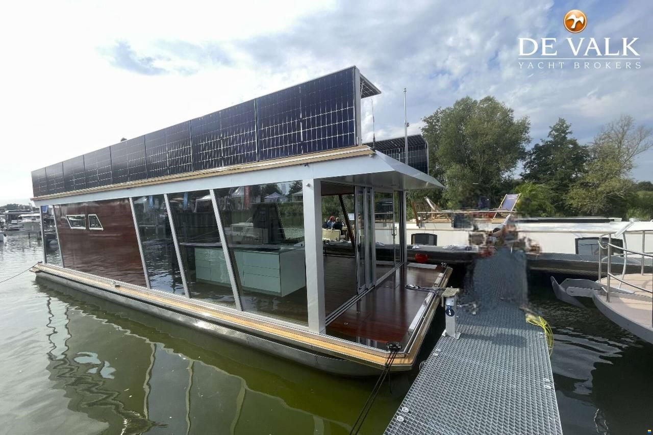 Custom Built Houseboat luxe motor