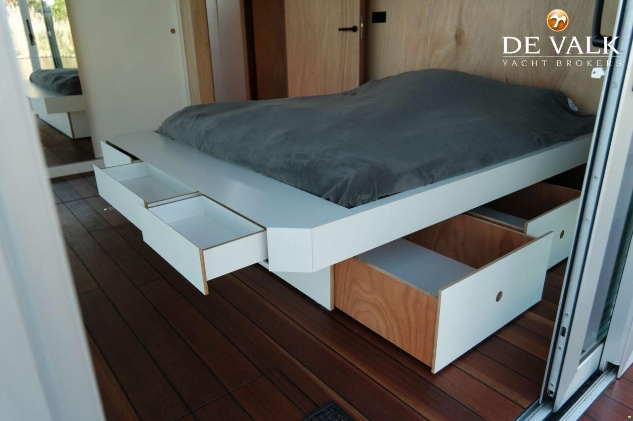 Custom Built Houseboat luxe motor
