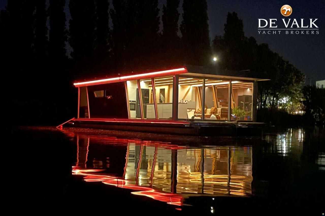 Custom Built Houseboat luxe motor