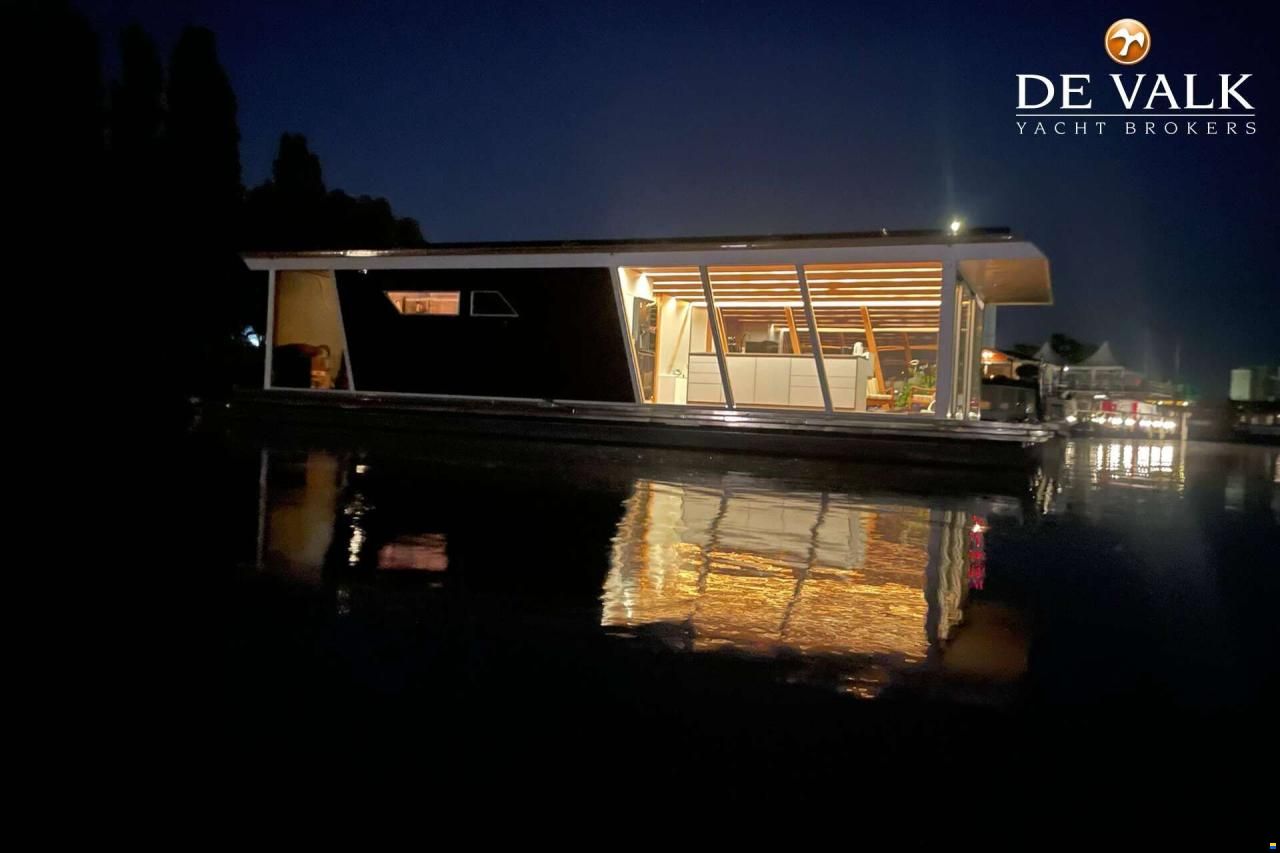 Custom Built Houseboat luxe motor