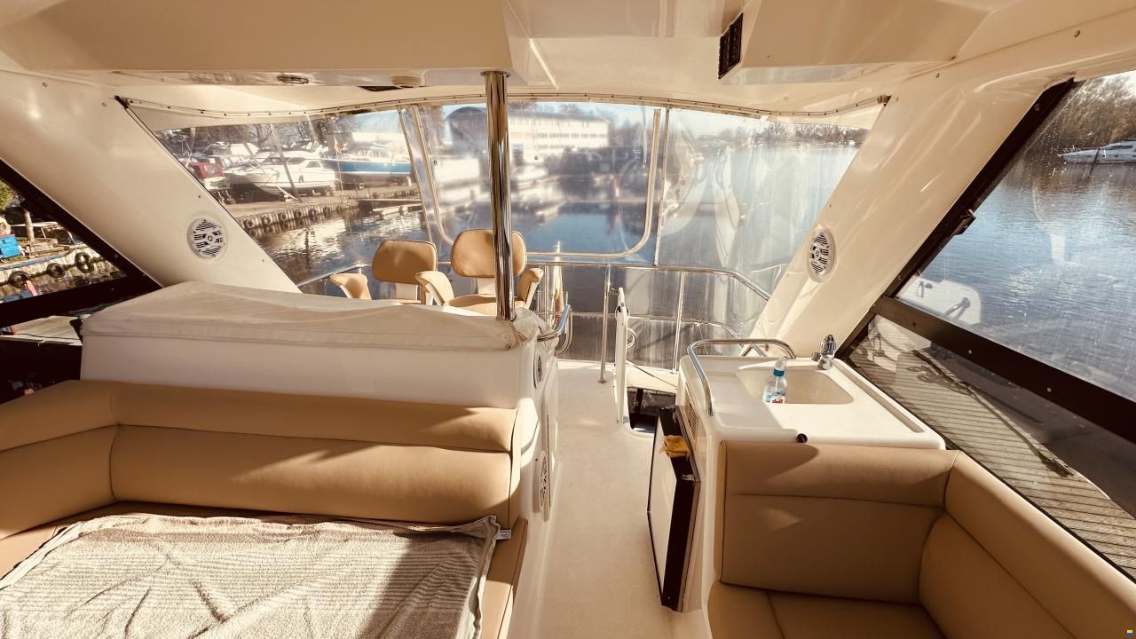 Riviera 48 Fly