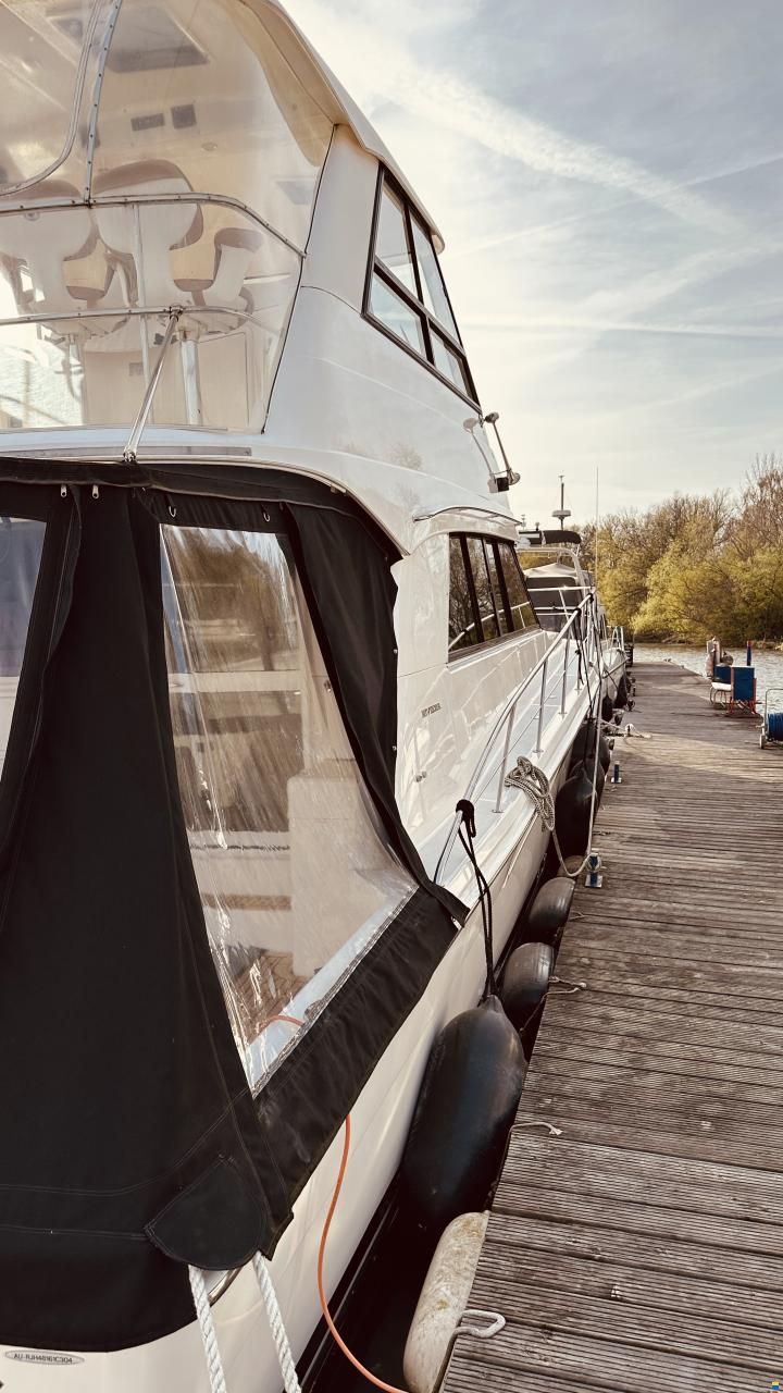 Riviera 48 Fly