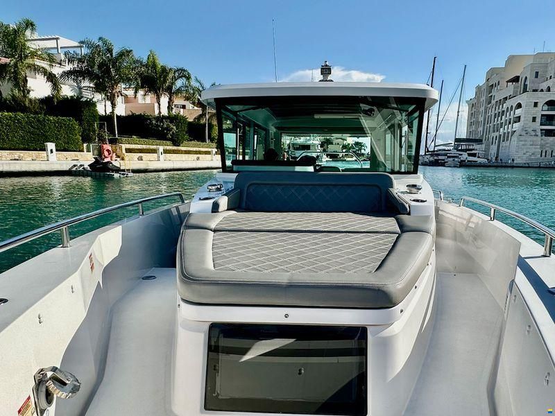 Axopar 37XC Cross Cabin