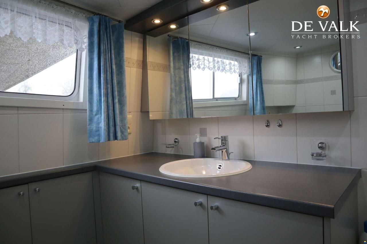 Sailing Houseboat 32M