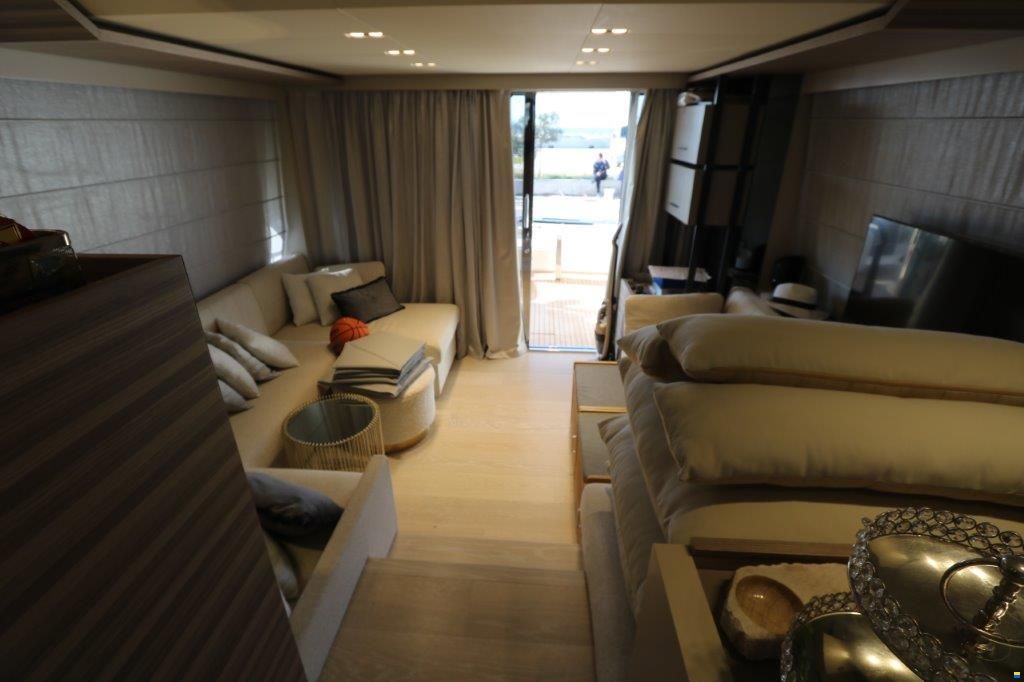 Ferretti Yachts 670