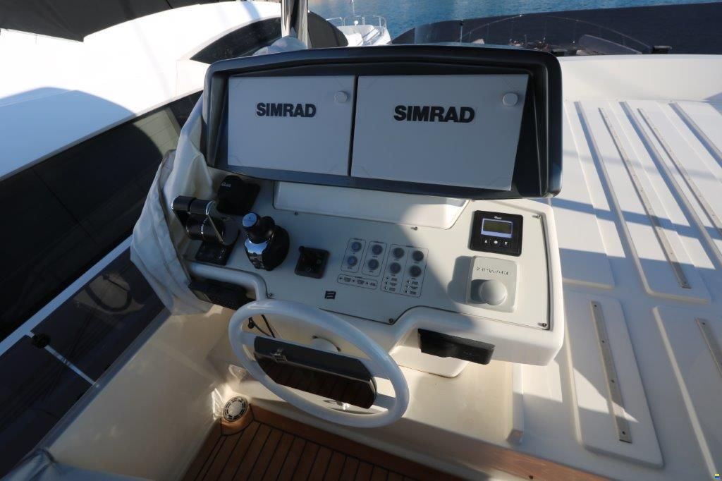 Ferretti Yachts 670