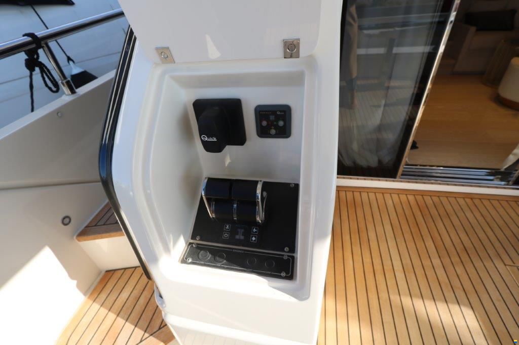 Ferretti Yachts 670