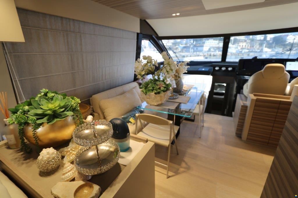 Ferretti Yachts 670