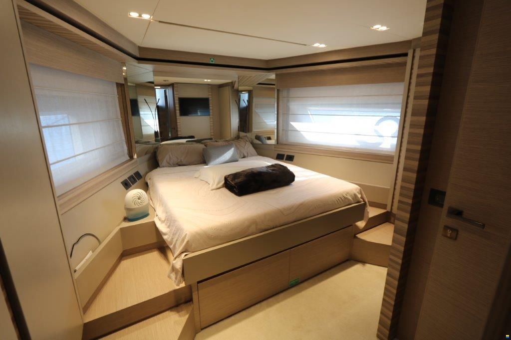 Ferretti Yachts 670