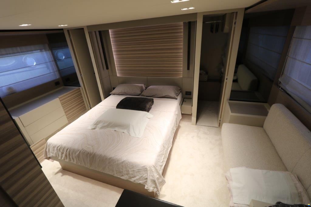Ferretti Yachts 670