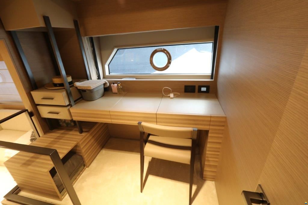 Ferretti Yachts 670