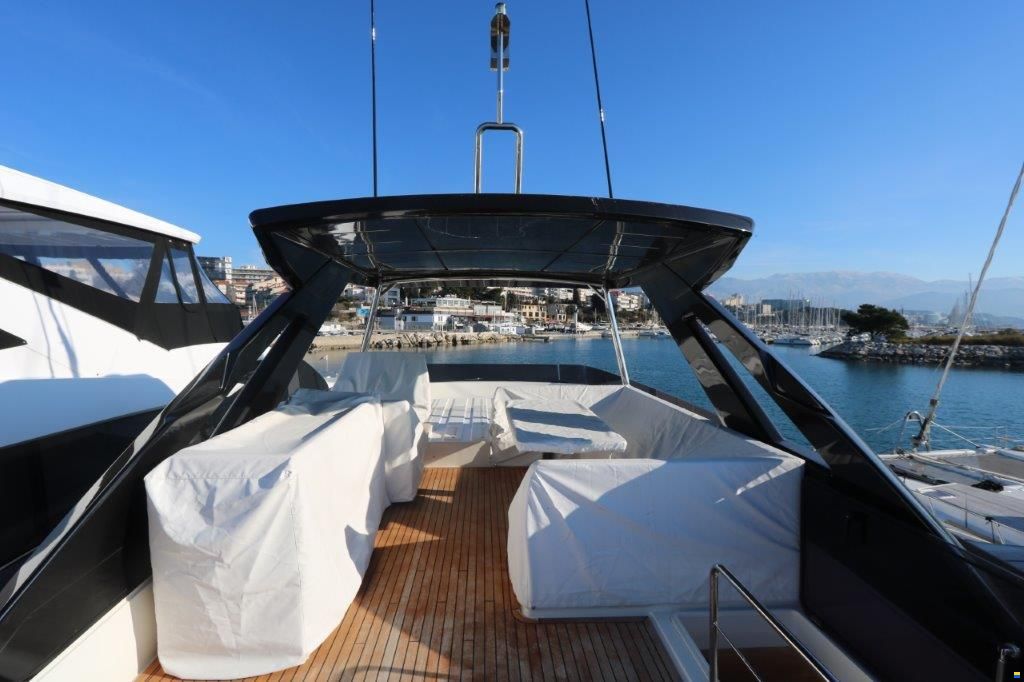 Ferretti Yachts 670