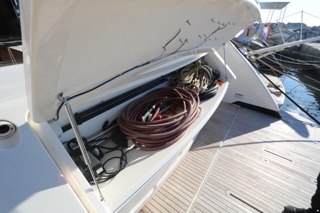 Ferretti Yachts 670
