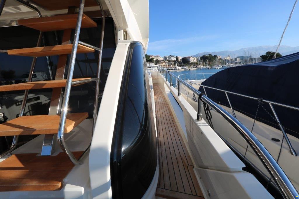 Ferretti Yachts 670