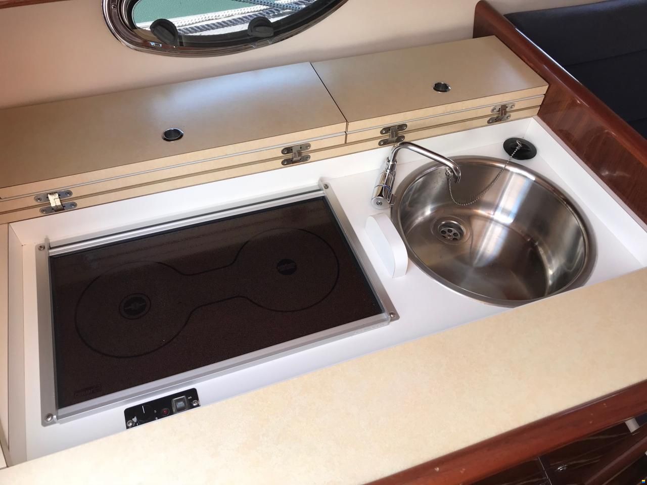 Windy 28 Ghibli mit Hafenplatz