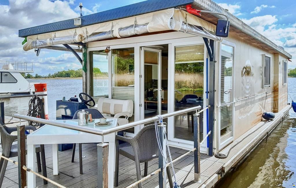 13m schwimmendes Apartment auf der Havel