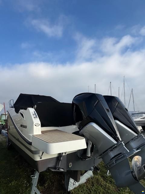 Quicksilver 875 Sundeck avec Joystick piloting