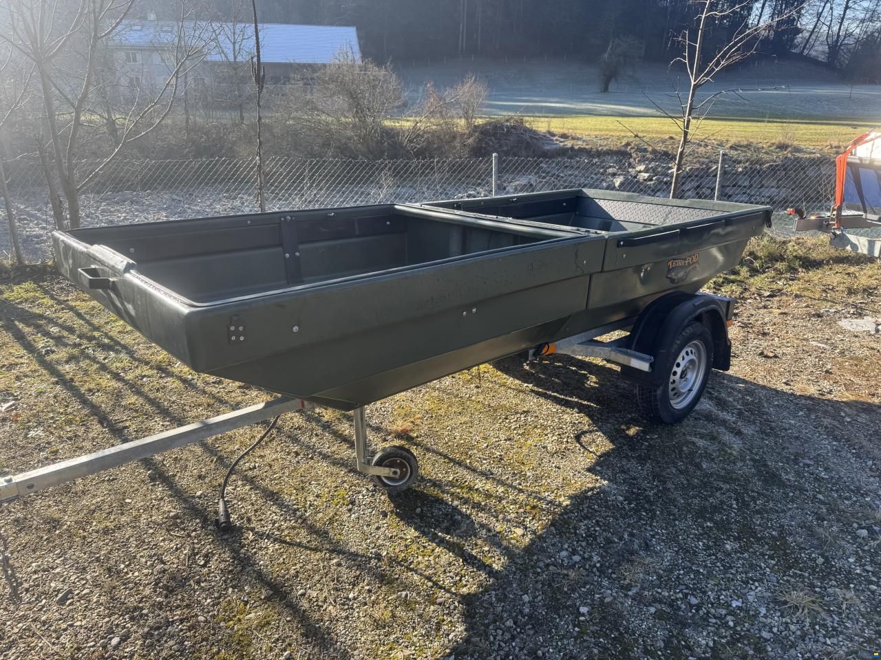 Tetra Pod Boot, Anhänger, Kipper