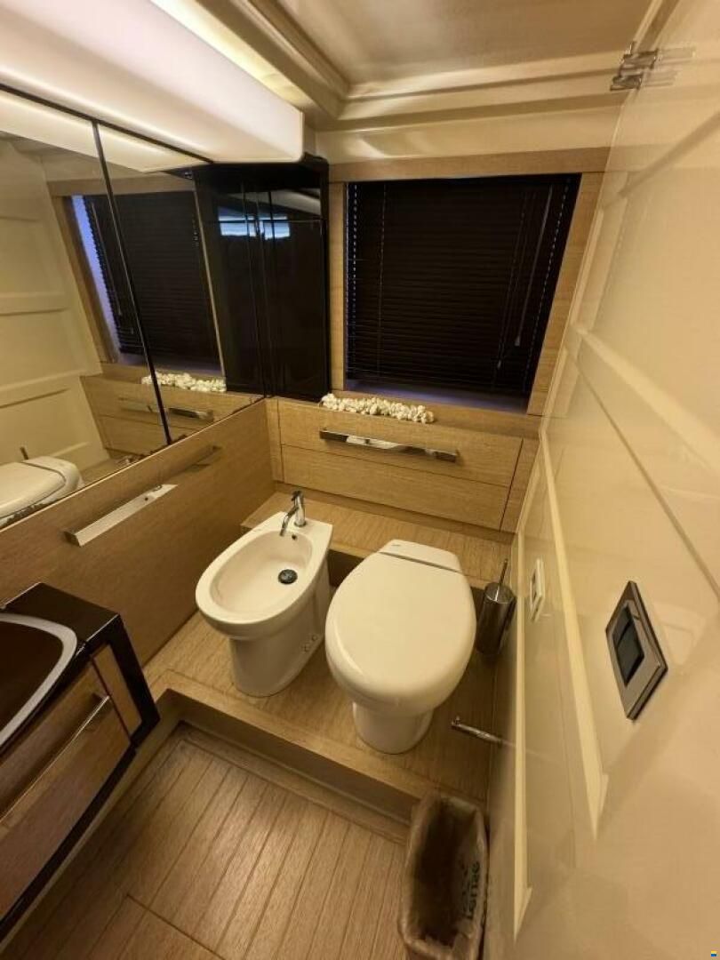 Azimut Flybridge 64