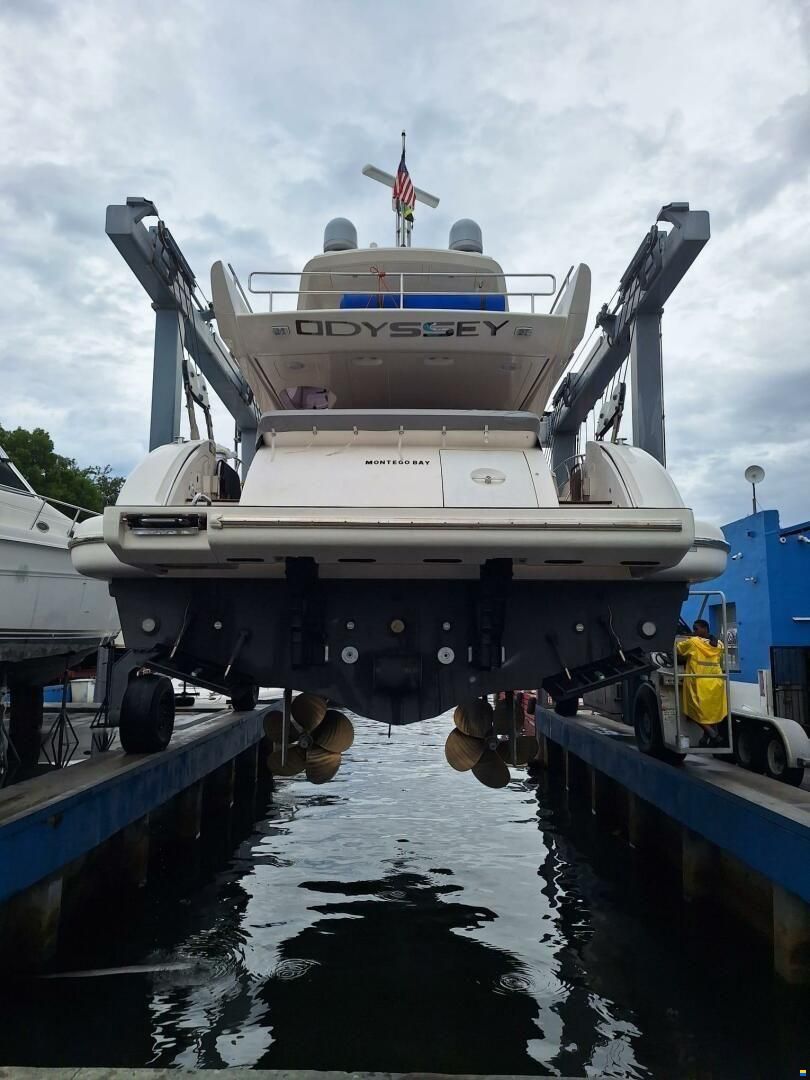 Azimut Flybridge 64