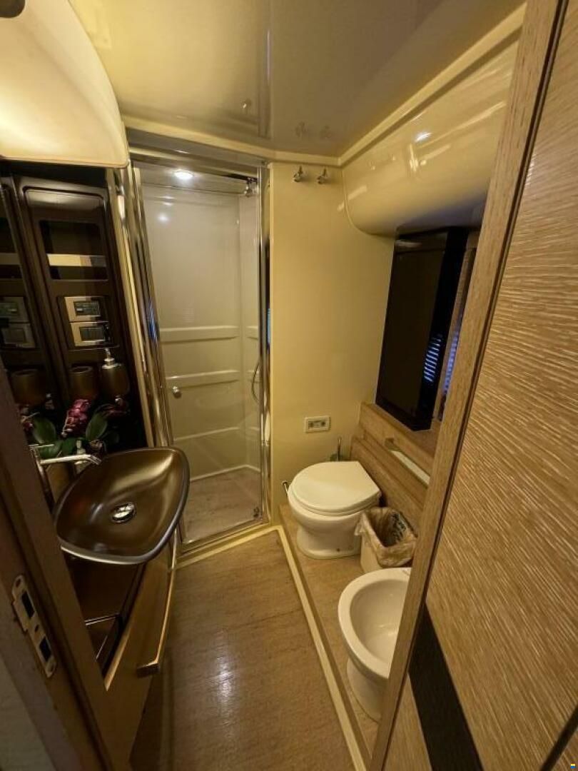 Azimut Flybridge 64